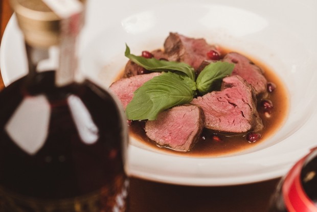 Тушеная оленина с шоколадом и ванильным соусом