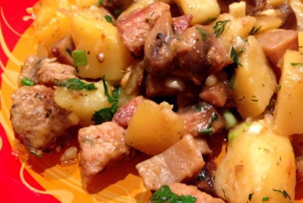 Тушеная свинина с шампиньонами и картофелем