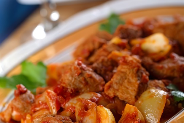 Тушеная телятина с яблоками, корицей и красным вином