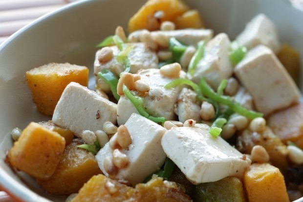 Тушеная тыква с кедровыми орешками и сыром тофу