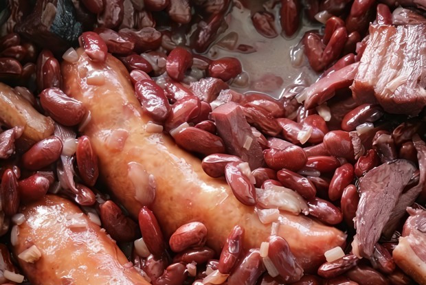 Тушеная фасоль с домашней колбасой