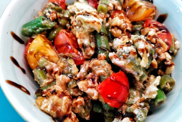 Тушеная фасоль с трюфельным и бальзамическим соусами