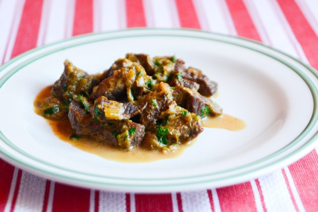 Тушеная говядина с луком-пореем