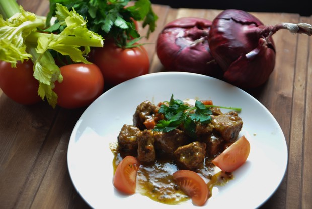 Тушеная говядина с овощами и панчеттой в карри