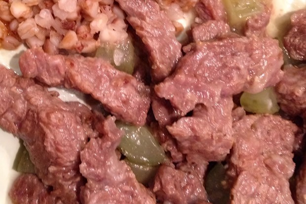 Тушеная говядина с солеными огурцами и морковью