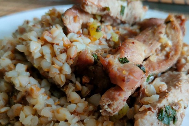 Тушеная индейка с гречкой