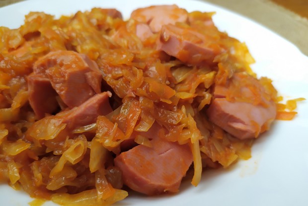 Тушеная капуста с сардельками