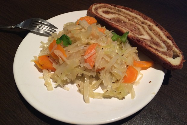 Тушеная капуста с сельдереем и морковью