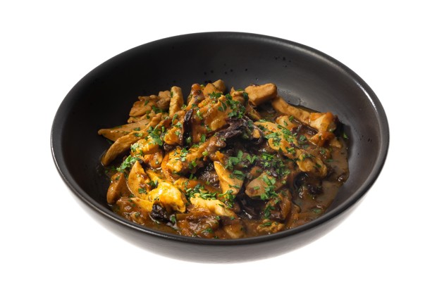 Тушеная курица с черносливом