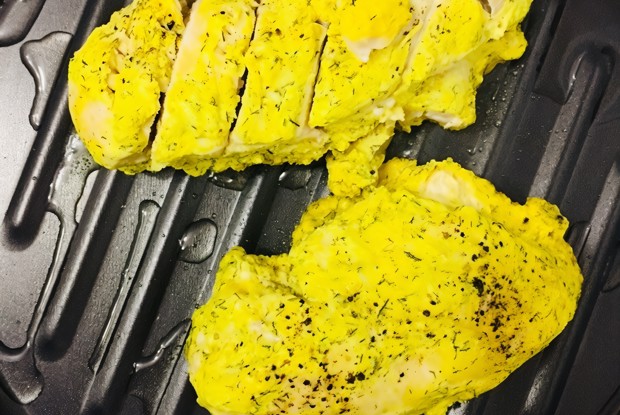 Тушеная куриная грудка в шафрановом соусе