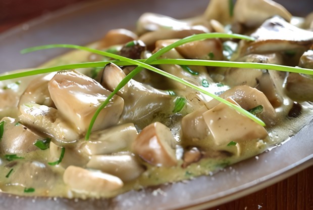 Тушеные грибы в соусе из сидра