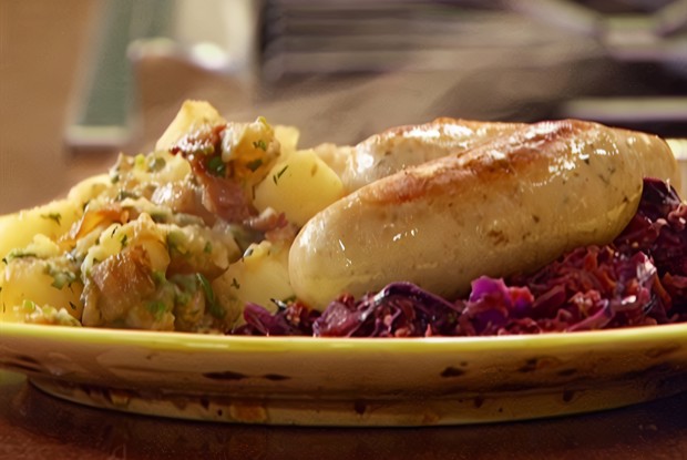 Тушеные мюнхенские колбаски с картофелем в немецком стиле