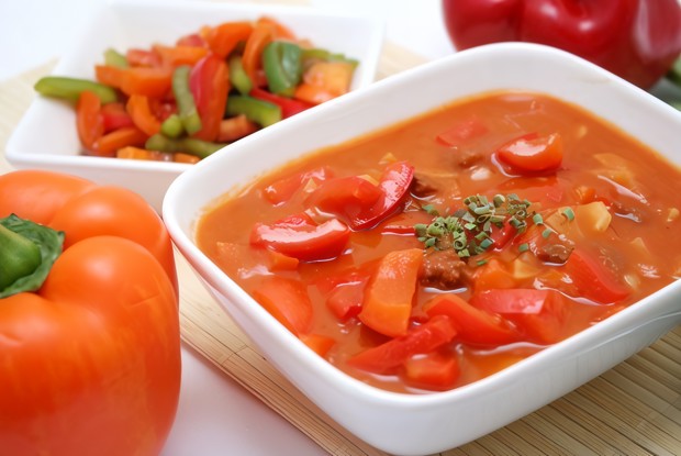 Тушеные разноцветные перцы с тимьяном и чесноком