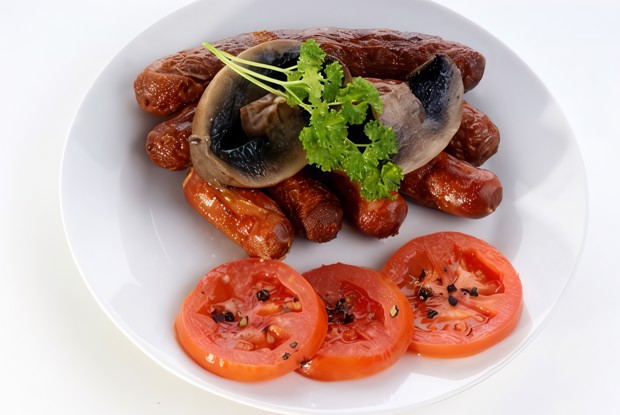 Тушеные сосиски в красном вине с грибами