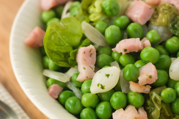 Тушеный горошек с латуком, мятой, беконом и маленьким луком