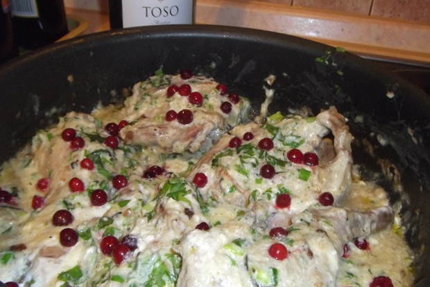 Тушеный кролик в винно-лимонном маринаде с брусникой