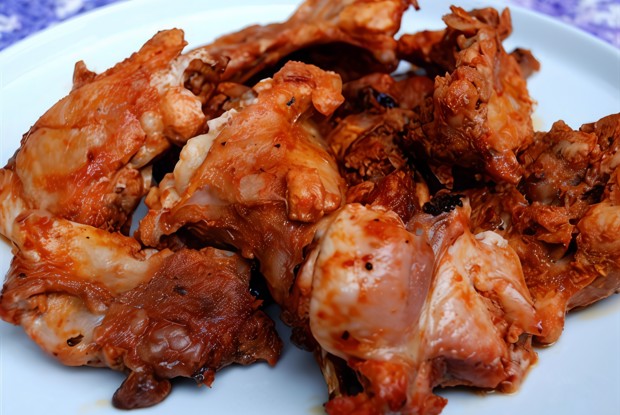 Тушеный кролик в красном вине