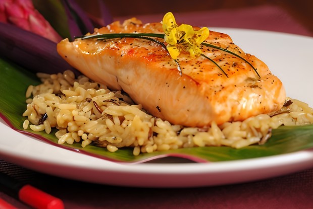 Тушеный лосось с морковью, пореем, соевым соусом и коричневым рисом