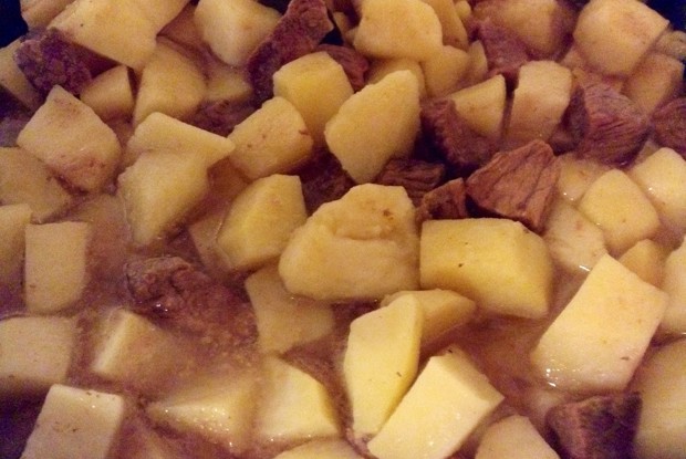 Тушеное мясо с картофелем и лавровым листом