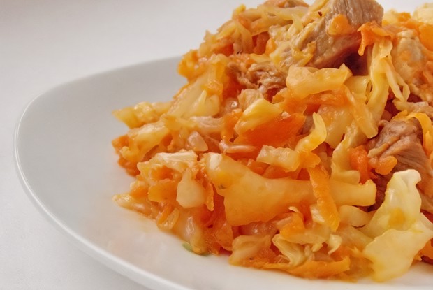 Тушеное мясо с картофелем и капустой