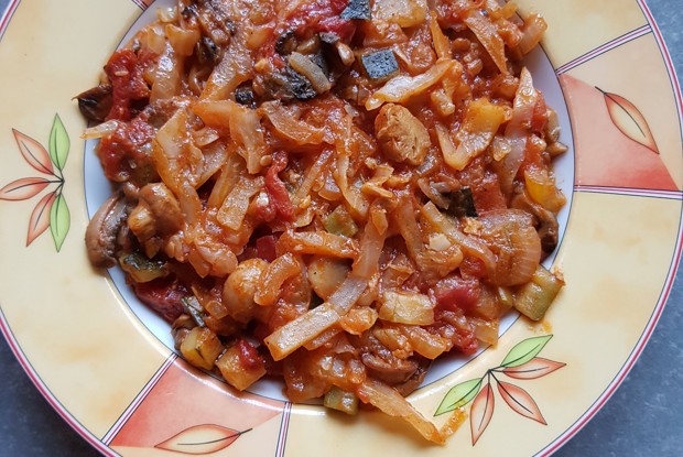 Тушеное овощное рагу с грибами