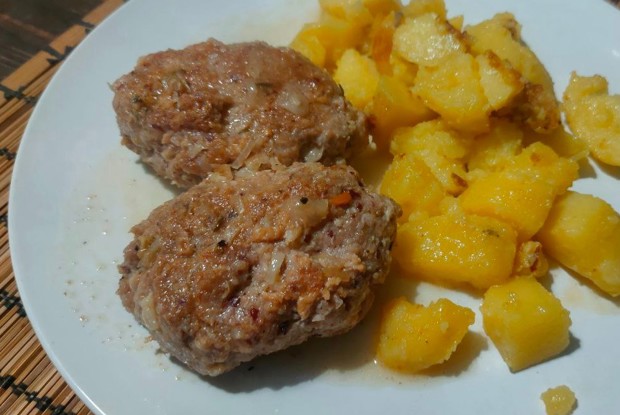 Тушеные куриные котлеты с фасолью