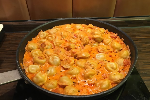 Тушеные пельмени с луком, томатами, сметаной и вустерширским соусом