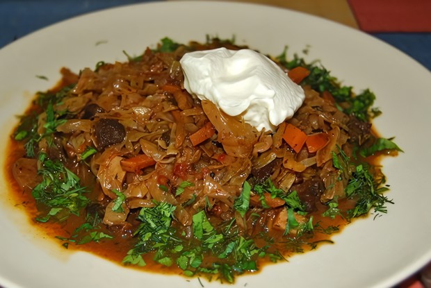 Тушёная капуста с курицей и грибами