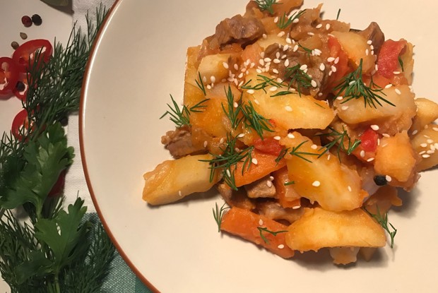 Тушёная картошка со свининой и лечо