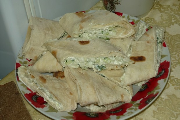 Творог, редис и огурец в лаваше