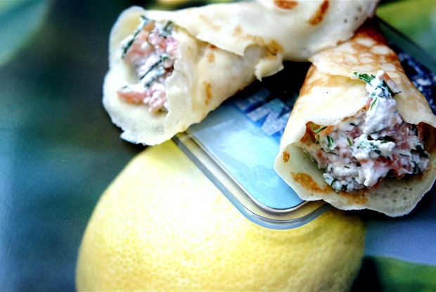 Творог со слабосоленым лососем и укропом