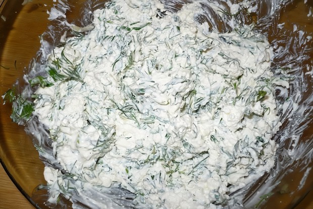 Творог со свежей зеленью и сметаной