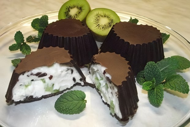 Творог в шоколаде с фруктами