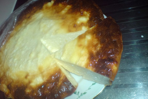 Творожная запеканка с изюмом и сметаной