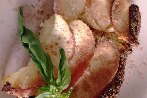 Творожная запеканка с яблоками без муки и манки