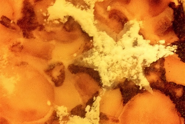 Творожная запеканка с яблоками и изюмом