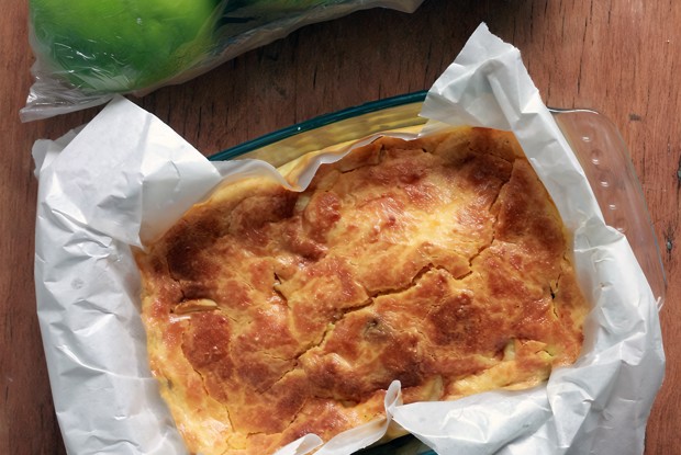 Творожная запеканка с яблоком и корицей