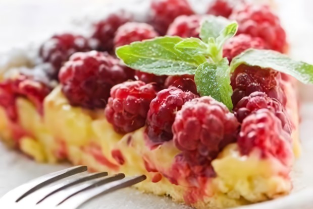 Творожная запеканка со свежей малиной