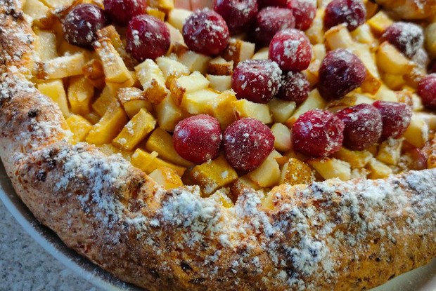 Творожная галета с грушей и вишней