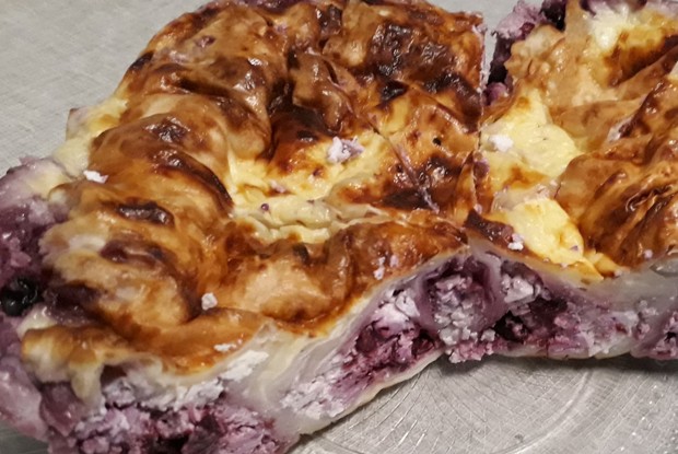 Творожная улитка из лаваша с черной смородиной