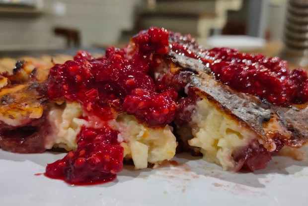 Творожная запеканка с черешней