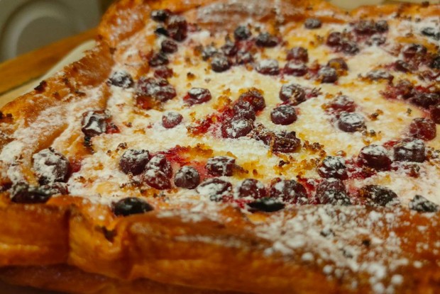 Творожная запеканка с клюквой и лимонной цедрой