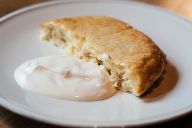 Творожная запеканка с манкой и изюмом