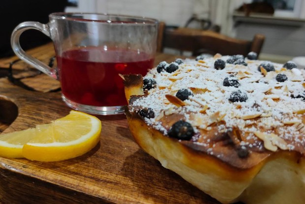 Творожная запеканка с яблоками и курагой