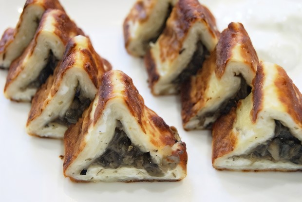 Творожные треугольники с грибной икрой