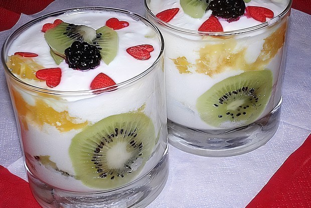 Творожный десерт со сметаной и фруктами