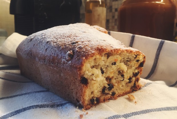 Творожный кекс с темным изюмом