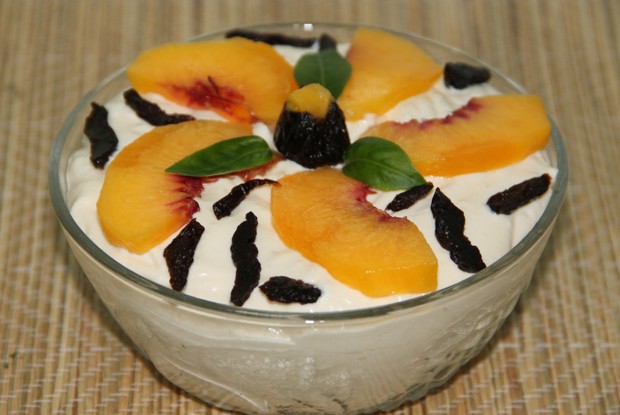 Творожный мусс с персиком и черносливом