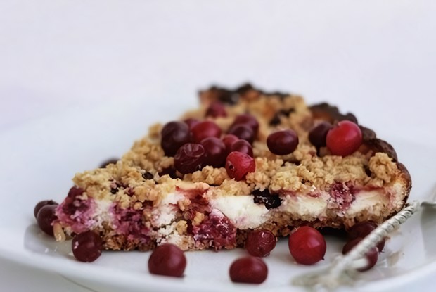 Творожный пирог с ягодами и овсянкой