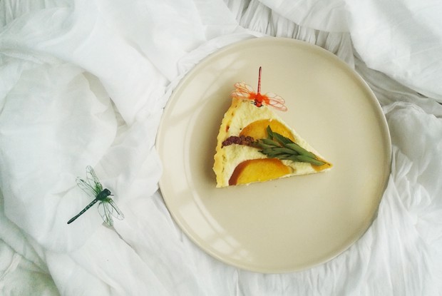 Творожный пирог с персиками